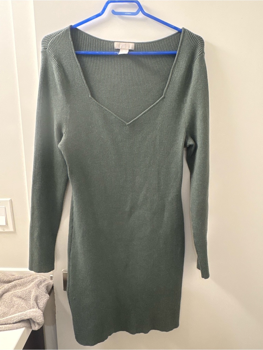 H&M Women’s Ribbed V-Neck Long Sleeve Dress